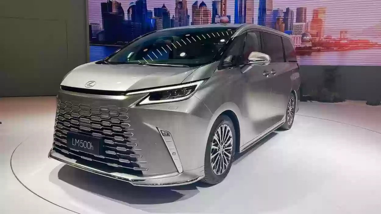  سيارة لكزس LM 2025